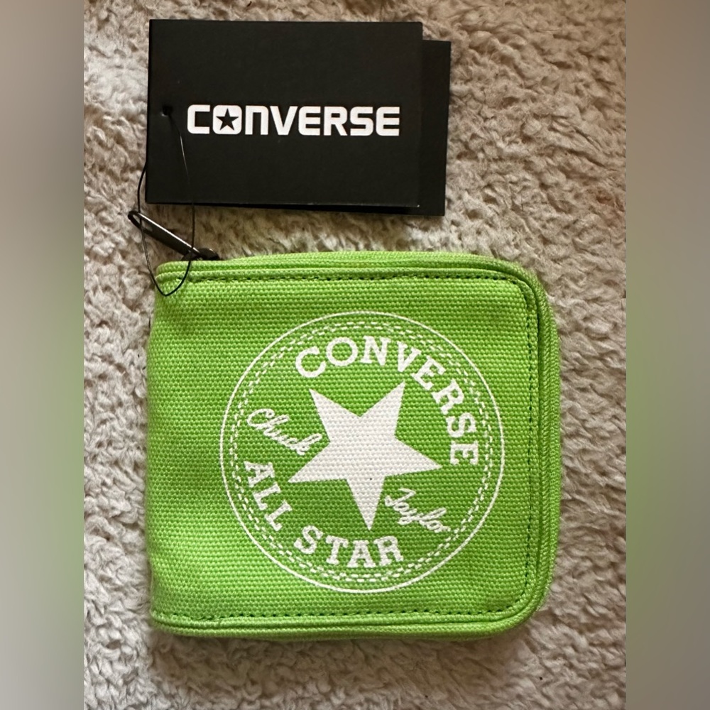 🚨SALE!! Converse Green/ White Zipper closed wallet, Brand New with tags.⭐️